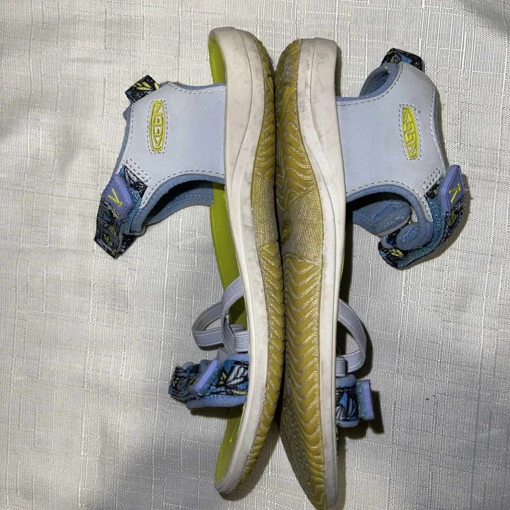Keen Verano sandals Youth size 4 girls Hydrangea Evening Primrose Butterfly
